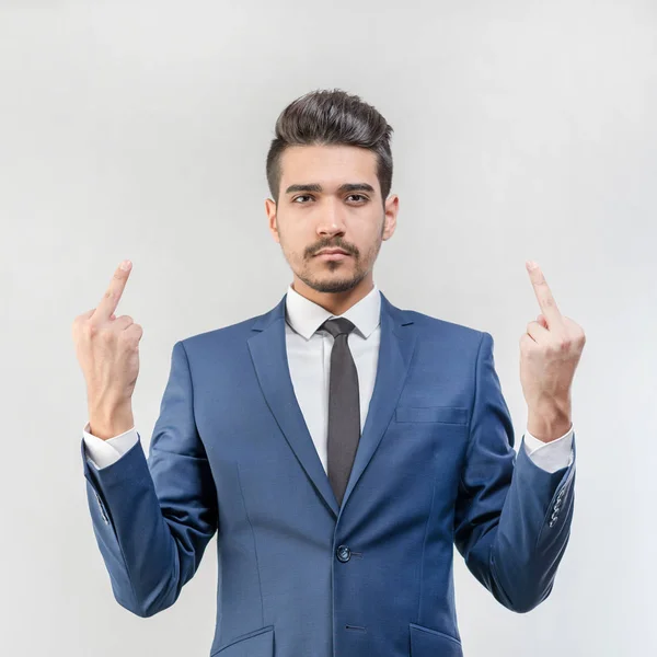 Unga Attraktiva Mannen Blå Kostym Visar Långfingret Grå Bakgrund Isolerade — Stockfoto