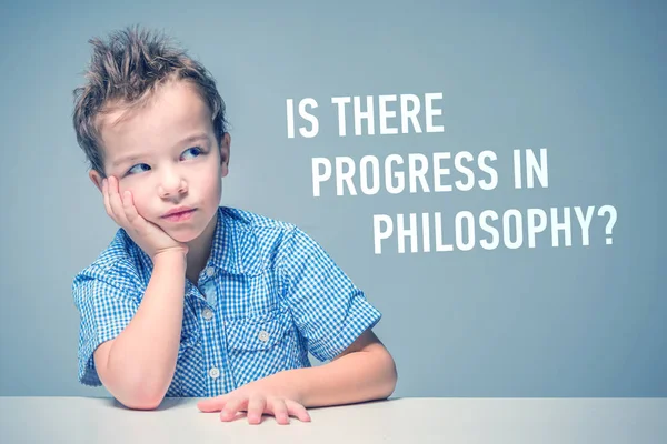 Маленький Хлопчик Блакитній Сорочці Сидить Столом Поруч Написом Прогрес Філософії — стокове фото