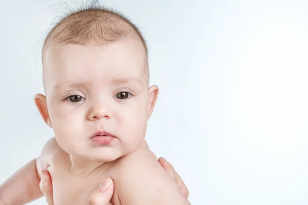 Bebê Bonito Mãos Femininas Fundo Branco — Fotografia de Stock