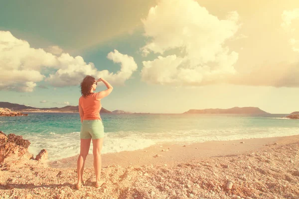 Frau Orangefarbenem Shirt Und Kurzer Hose Die Sonnenlicht Strand Die — Stockfoto