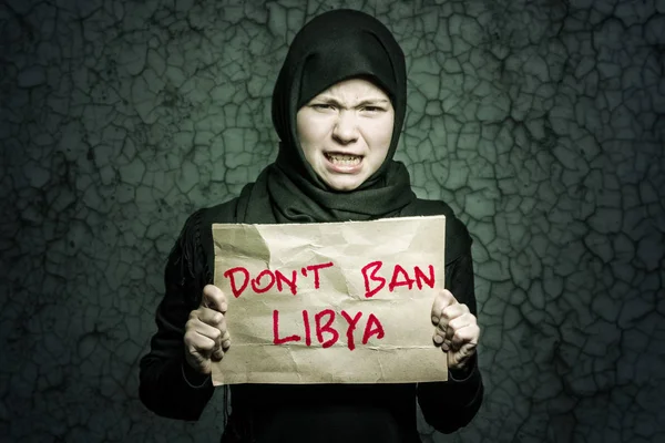 Мусульманская Девушка Черном Хиджабе Плакатом Надписью Либя Стене Трещинами — стоковое фото