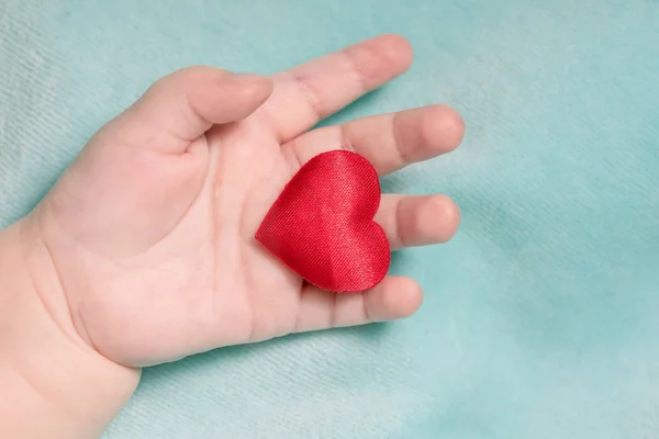 Coração Vermelho Mão Bebê Fundo Azul — Fotografia de Stock