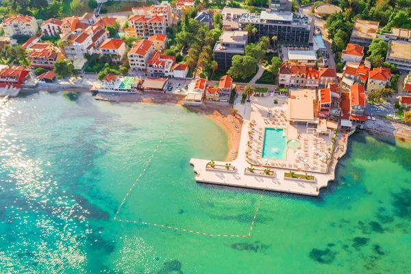 Case Con Tetti Piastrellati Zona Con Piscina Lettini Vicino Mare — Foto Stock