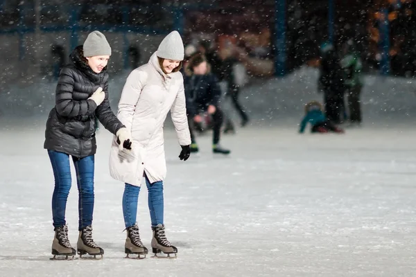 Kazan Russia January 2017 Two Girl Skating Rink Evening — Stock Photo, Image