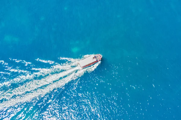 Ovanifrån Vit Båt Seglar Det Blå Havet — Stockfoto