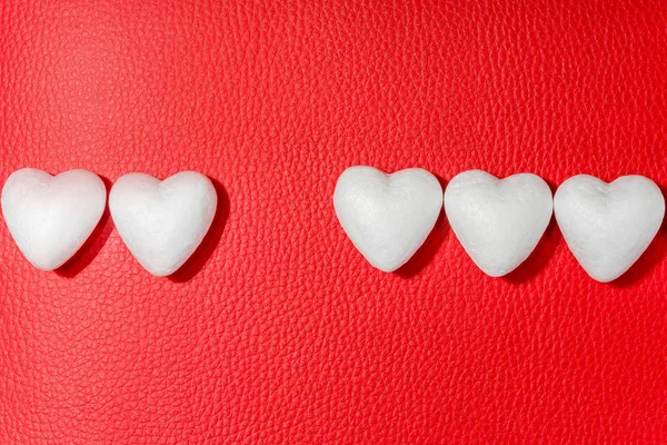 Σειρά Από Λευκές Καρδιές Φόντο Κόκκινο Δέρμα — Φωτογραφία Αρχείου
