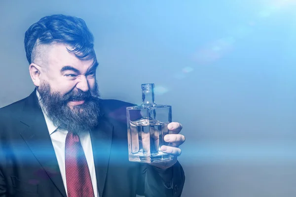 Дорослий Бородатий Чоловік Костюмі Тримає Пляшку Алкоголю Гнівом Тонований — стокове фото