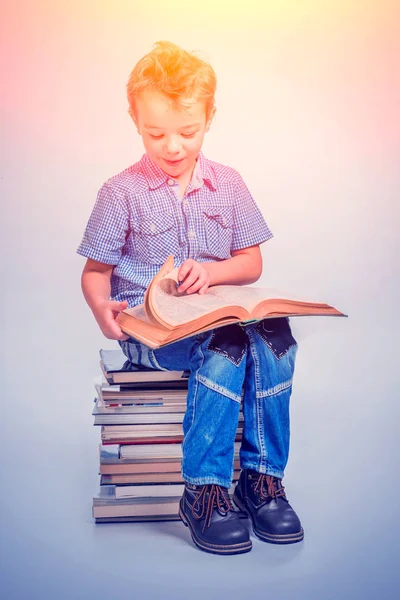 Lindo Chico Con Una Camisa Azul Sentado Montón Libros Leyendo — Foto de Stock