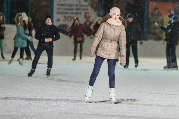 Kasan Russland Januar 2017 Menschen Auf Der Eisbahn Abend — Stockfoto