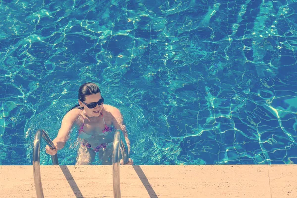 Kadın Güneş Gözlüğü Havuz Kenarına Üstten Görünüm Yakınındaki — Stok fotoğraf