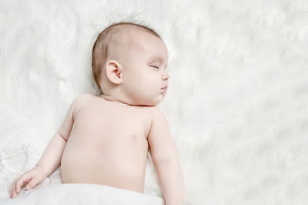 Roztomilé Dítě Spí Bílém Pozadí Načechraný — Stock fotografie