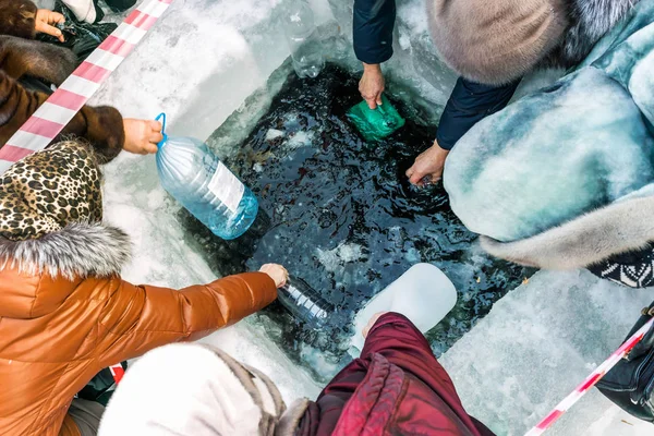 Kazan Rusland Januari 2017 Mensen Giet Gewijde Water Uit Het — Stockfoto