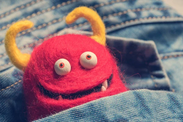 Смішна Іграшка Червоного Диявола Кишені Джинсів Тонований — стокове фото