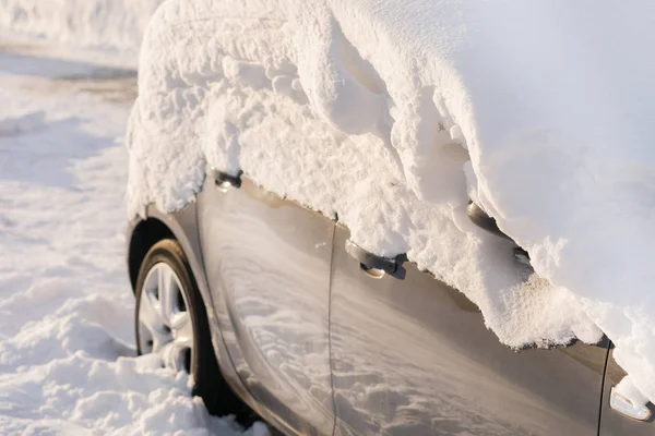 Carro Cinza Estacionado Coberto Neve — Fotografia de Stock