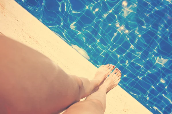 Pies Femeninos Con Esmalte Uñas Rojo Cerca Del Borde Piscina —  Fotos de Stock