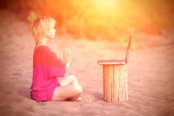 Дівчина Блондинка Підліток Червоній Блузці Медитує Перед Ноутбуком Пляжі — стокове фото