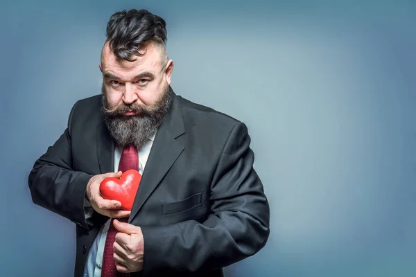 Hombre Barbudo Adulto Con Corbata Roja Tira Chaqueta Corazón Rojo —  Fotos de Stock