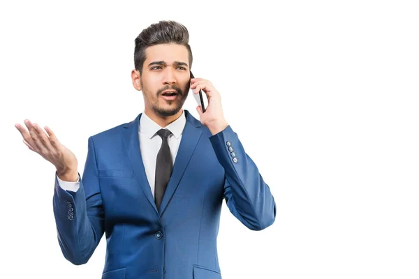 Mladý Atraktivní Muž Modrém Obleku Mluví Telefon Bílém Pozadí Izolovaný — Stock fotografie