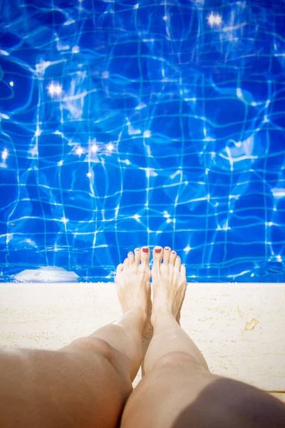 Pés Femininos Com Esmalte Vermelho Perto Borda Piscina — Fotografia de Stock