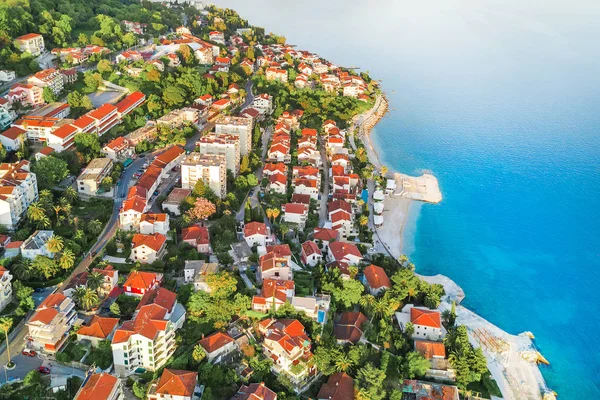 Yükseklikten Popüler Avrupa Tatil Beldesi Için Görüntüleyin Deniz Iskelesi — Stok fotoğraf