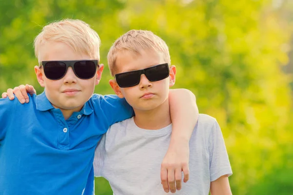 Dois Menino Loiro Óculos Sol Abraçando Livre — Fotografia de Stock