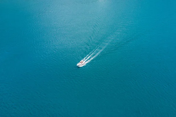 Draufsicht Auf Ein Weißes Boot Das Blauen Meer Segelt — Stockfoto