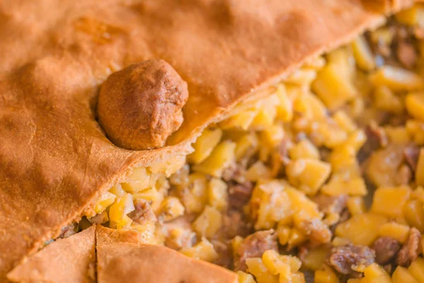 Knuspriger Kuchen Gefüllt Mit Fleisch Und Kartoffeln Belish — Stockfoto