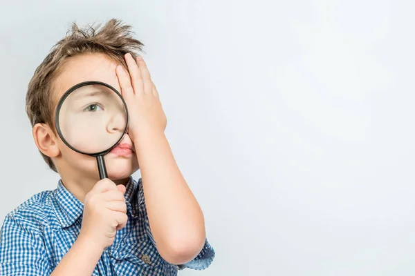 Ragazzo Carino Con Una Camicia Blu Che Guarda Attraverso Una — Foto Stock