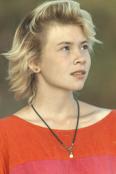 Portret Blondynka Czerwonej Bluzce Słoneczny Dzień — Zdjęcie stockowe