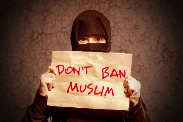 Ragazza Musulmana Hijab Nero Possesso Poster Con Iscrizione Non Ban — Foto Stock