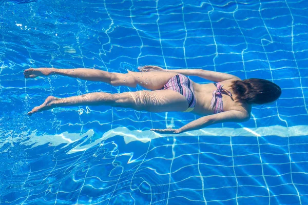 Kobieta Bikini Pływanie Basenie — Zdjęcie stockowe