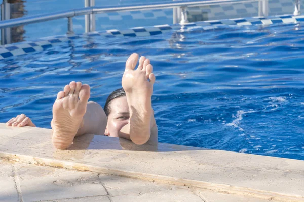 Havuzun Kenarında Kadın Ayakları — Stok fotoğraf