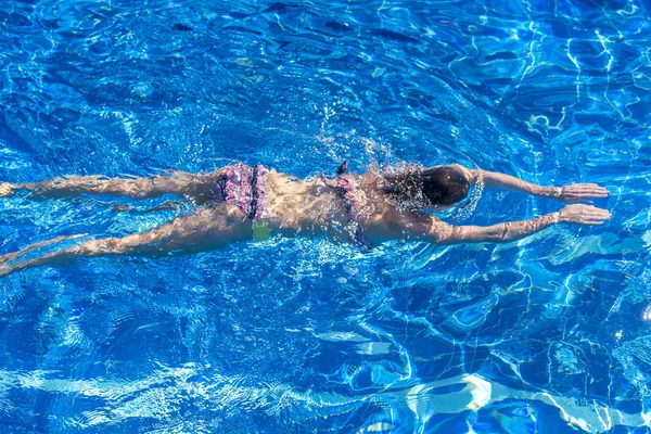 Schlanke Frau Schwimmt Pool — Stockfoto