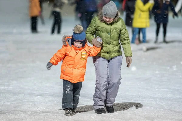 Kazan Rusya Ocak 2017 Buz Pateni Küçük Bir Çocuk Öğretim — Stok fotoğraf