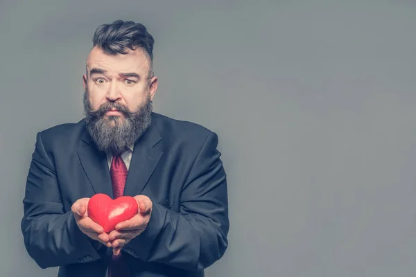 Hombre Barbudo Adulto Asustado Con Traje Que Sostiene Corazón Rojo —  Fotos de Stock