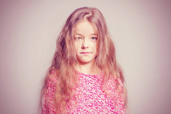 Милая Маленькая Девочка Красном Платье Длинными Волосами Розовом Фоне Toned — стоковое фото