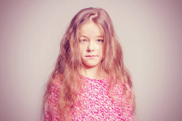 Menina Bonito Vestido Vermelho Com Cabelos Longos Fundo Rosa Tonificado — Fotografia de Stock