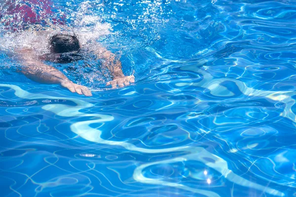 Mannen Röd Shorts Dopp Poolen — Stockfoto