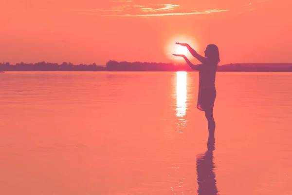 Женщина Держит Солнце Воде Закате — стоковое фото