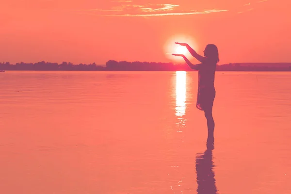 Mulher Está Segurando Sol Água Pôr Sol — Fotografia de Stock