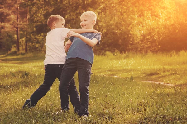 Twee Blonde Jongens Vechten Het Park Bij Zonsondergang — Stockfoto