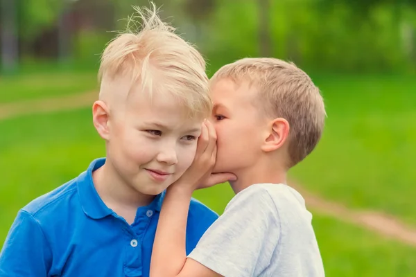 Fehér Póló Szőke Fiú Azt Mondja Egy Titkos Fül Barátjának — Stock Fotó