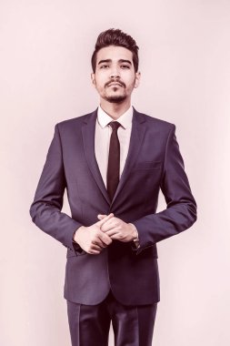 Elbiseli Genç çekici adam. Tonda