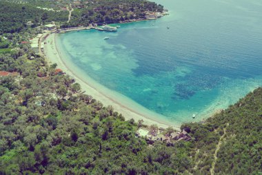 Eski tatil beldesi sahil üzerinde dağlarda yükseklikten görüntüleyin. Tonda