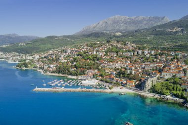 Bir marina ile güzel şehrin üstten görünüm