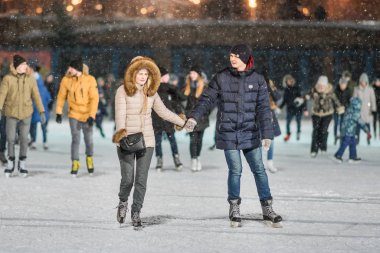 Kazan, Rusya, 22 Ocak, 2017: buz pateni pisti akşamları çift