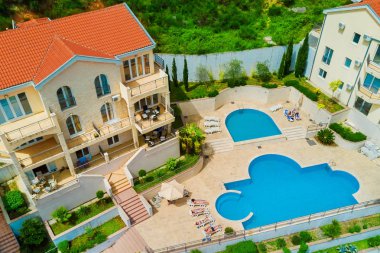 Bir yüzme havuzu ile evlerin üstten görünüm