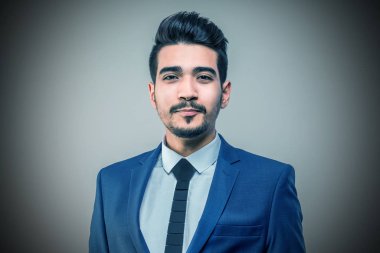 Mavi elbiseli Genç çekici adam. Tonda