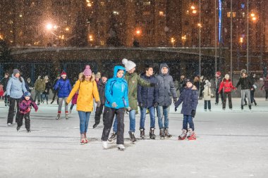 Kazan, Rusya, 22 Ocak, 2017: bir grup insan üzerinde akşam buz pateni pisti