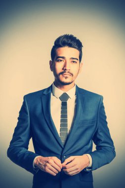 Mavi elbiseli Genç çekici adam. Tonda